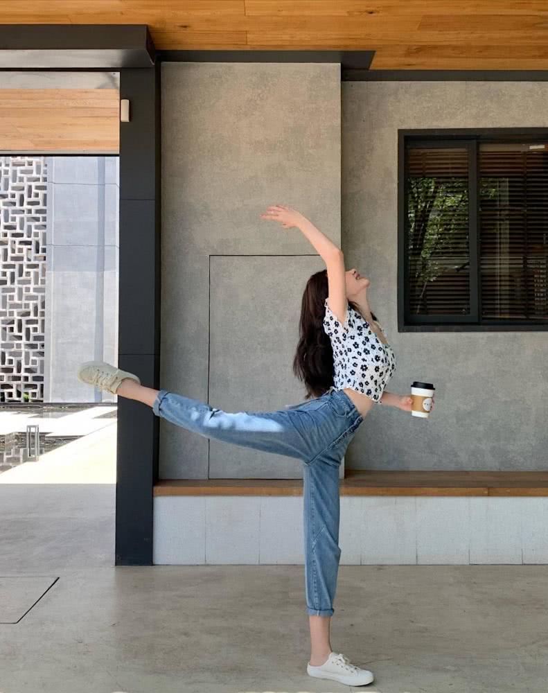 张大奕穿短上衣露扁平小腹大幅度动作显身姿立破怀孕传闻