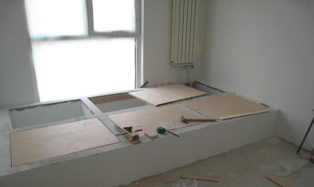 床体跟墙面连成一体,用水泥抹平压光,中间留下凹口,类似箱体床.