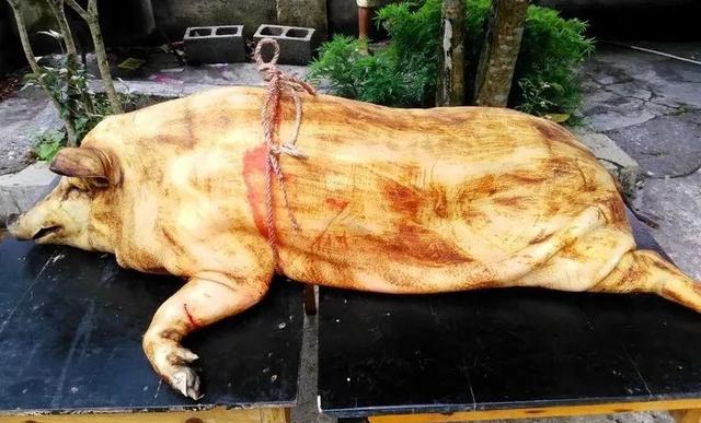 在龙陵,火烧猪要这样吃才够味