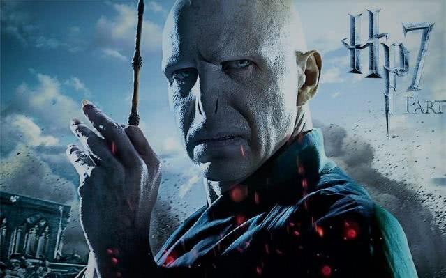 没有头发,没有眉毛,红红的大眼睛,鼻孔两条缝,又高又瘦,像骷髅一般.