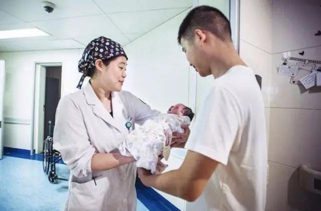 爸爸给娃取名吉喆护士手误打错出生证明宝爸看后不改了