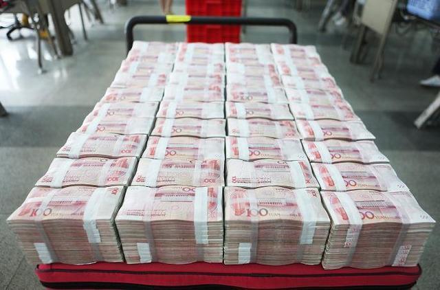 存折上有1亿靠利息能过什么样的生活有人在银行存这么多钱