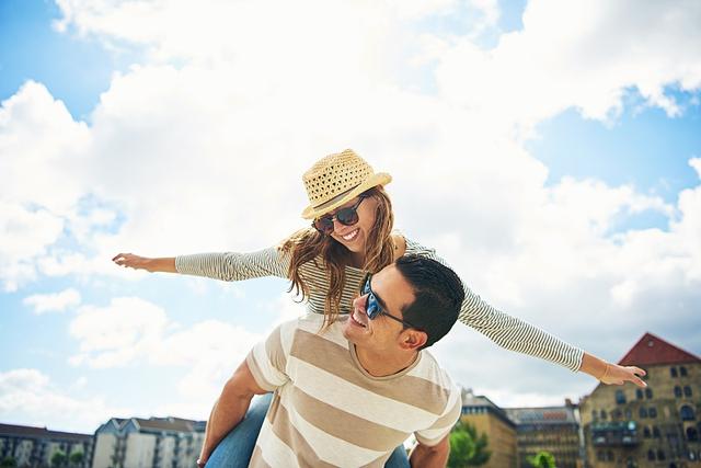 对待爱情专一钟情,自带光环的3大星座女,让男人越来越离不开!