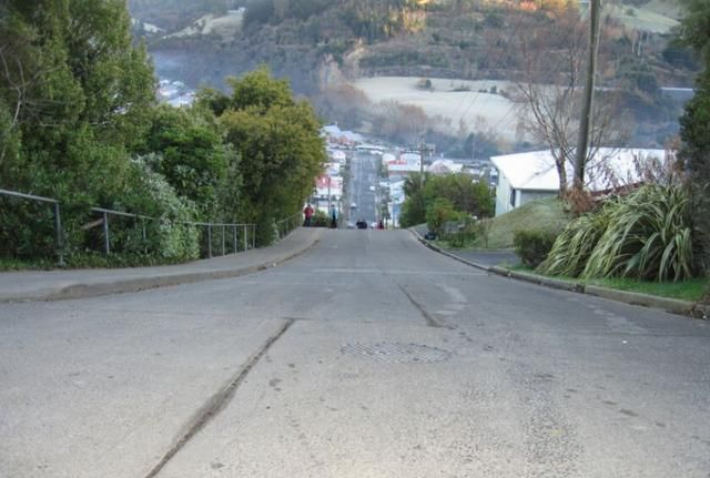 全长350米的第一陡坡,下坡如玩巨型滑梯,当地人回家全靠"爬"