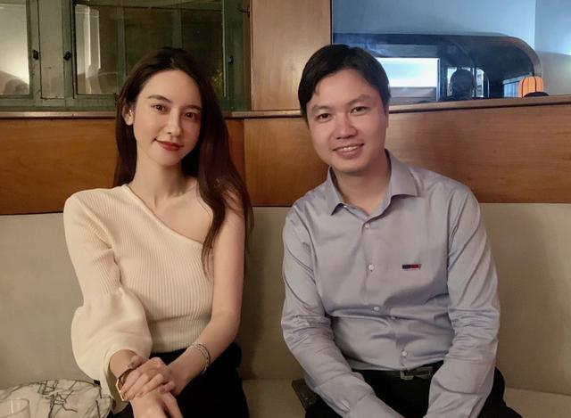 张大奕露香肩秀身材与异性合影刻意保持距离尽显名媛高贵气质