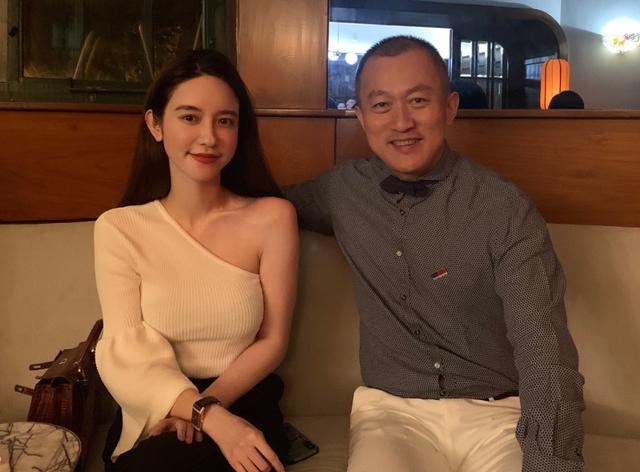 张大奕露香肩秀身材与异性合影刻意保持距离尽显名媛高贵气质