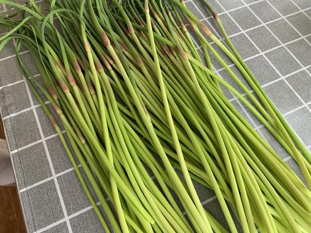 同样是蒜苔,"绿头"和"红头"有什么区别?知道后别再乱买了