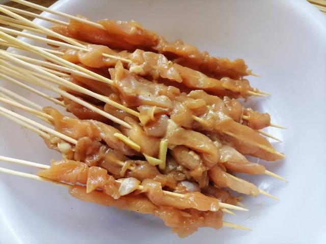 街边小吃炸鸡肉串的做法,20块钱能炸几十串,焦香美味吃着过瘾