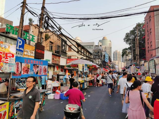 廣西南寧最熱鬧美食街,常年人山人海,南寧人卻吐槽:外地人去的