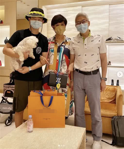 却发现两人已经没有了交流,各忙各的,就连吃饭都是崔佩仪送到老公房间