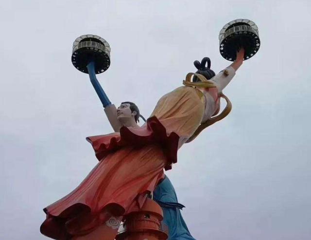 飞天之吻来命名的,其实在这两座人形雕像的设计灵感来源于一段传说