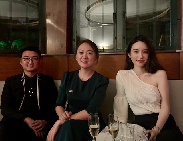 张大奕露香肩秀身材与异性合影刻意保持距离尽显名媛高贵气质
