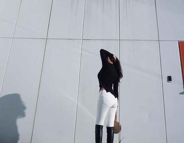 纠结穿不穿白色紧身裤?只看背影就可以"拍板"