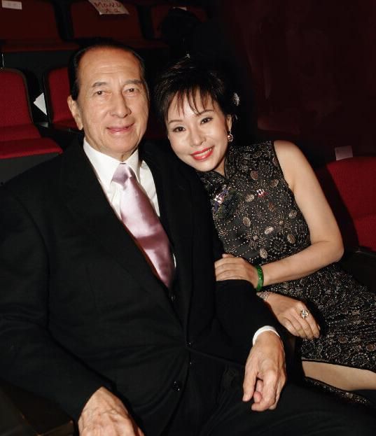 电视剧都不敢这么写,赌王何鸿燊为何能娶四个老婆