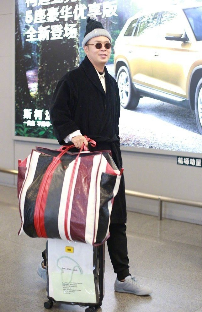 杜海涛的另类时尚土味蓝包包拉低衣品大红花图案太像民工