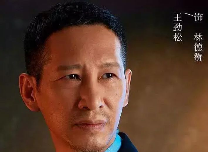 王一博和老戏骨学习拍戏《冰雨火》陈晓一起拍摄警匪片,帅气迷人