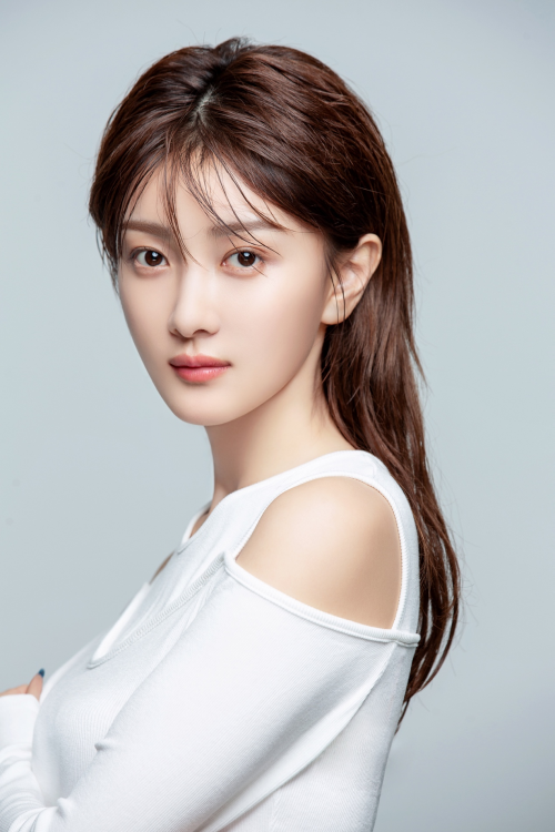 刘美旗白色写真清新脱俗走青春花路憧憬美好未来