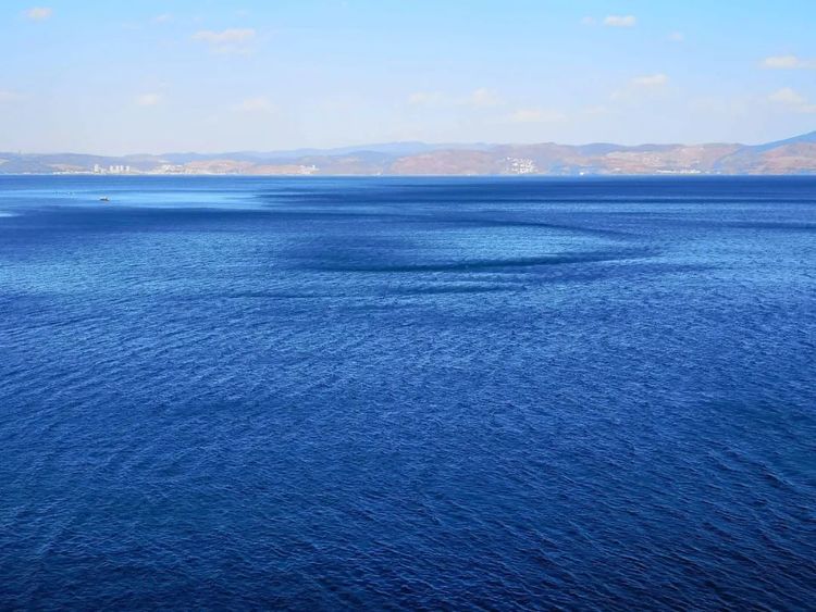 中国最大的高原深水湖,位于云南,相传湖底沉着一座古城