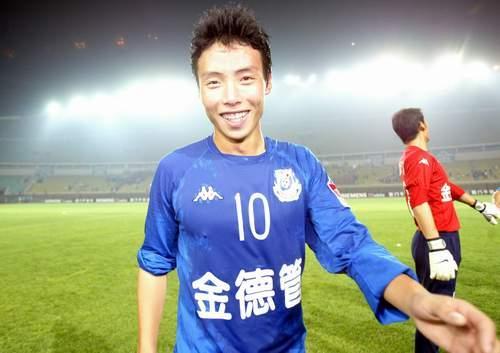 2005年金德更是强迫陈涛在内的5名年轻球员签署年限长达五年,月薪不
