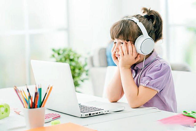 孩子听音乐写作业有利有弊,父母应正确引导和督促,以免影响学习