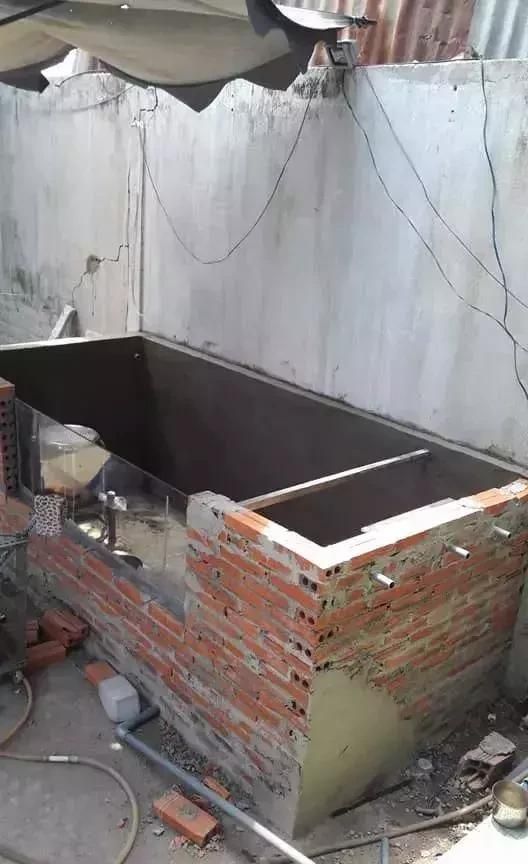 嵌上玻璃以后开始刷水泥鱼池右侧预留了四根管.