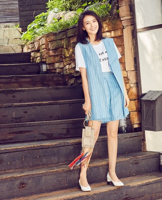 高圆圆穿白色泡泡袖衬衫,搭卡其色的短裙,少女感就是穿出来的!