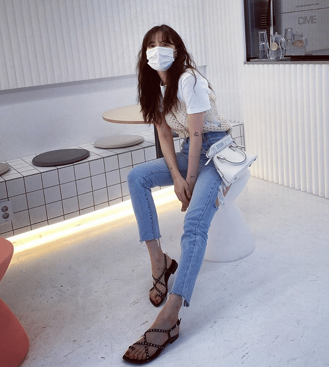 金泫雅又带火一款破洞裤大腿后侧设计是亮点看到效果你敢穿吗