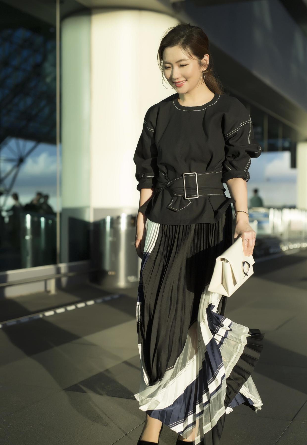 selina又帅出新高度!长款西装霸气干练,脚踩黑色高筒靴英气逼人