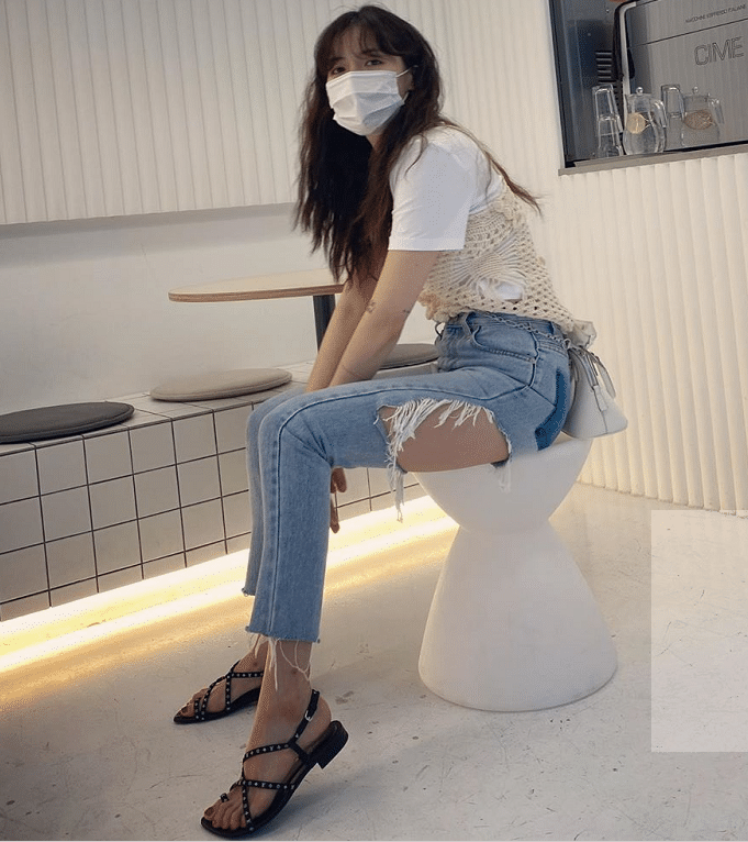 金泫雅又带火一款破洞裤大腿后侧设计是亮点看到效果你敢穿吗