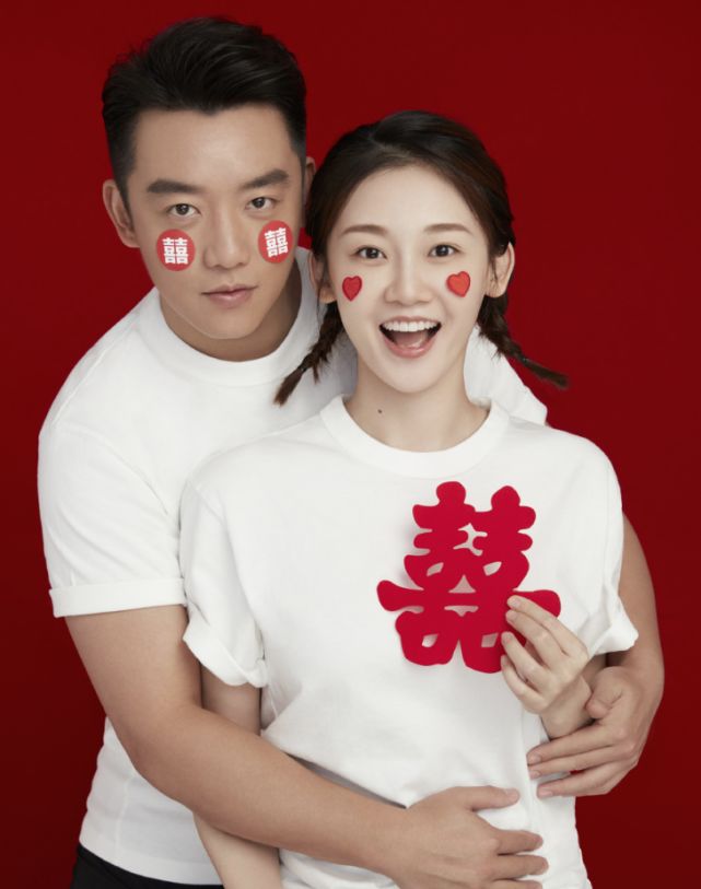 最近大家对于郑恺与苗苗的这组结婚证件照一定是非常熟悉的,与很多人