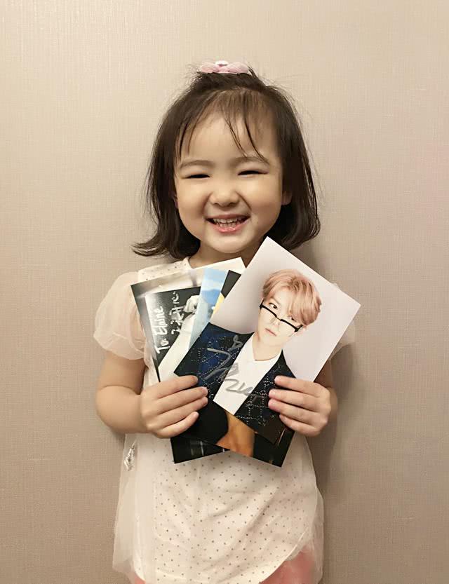 星二代也追星范志毅小女儿收到鹿晗签名照宝贝的不让爸爸碰