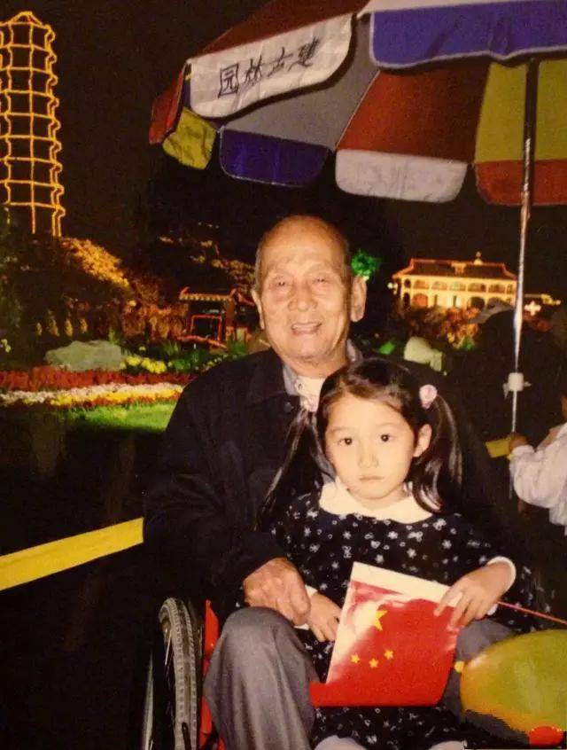 童星关晓彤家世背景真强大终于知道她为何是京圈格格了