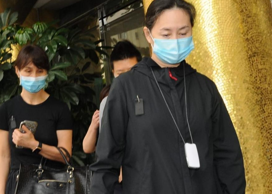 何超琼现身殡仪馆,一身素衣面色凝重,同时拒绝回应赌王丧礼细节