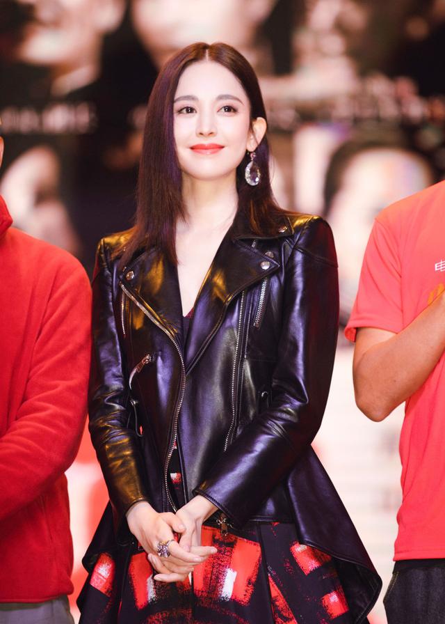 娜扎拍男人装穿收腰西装配印花纱裙包裹严实变暗夜精灵