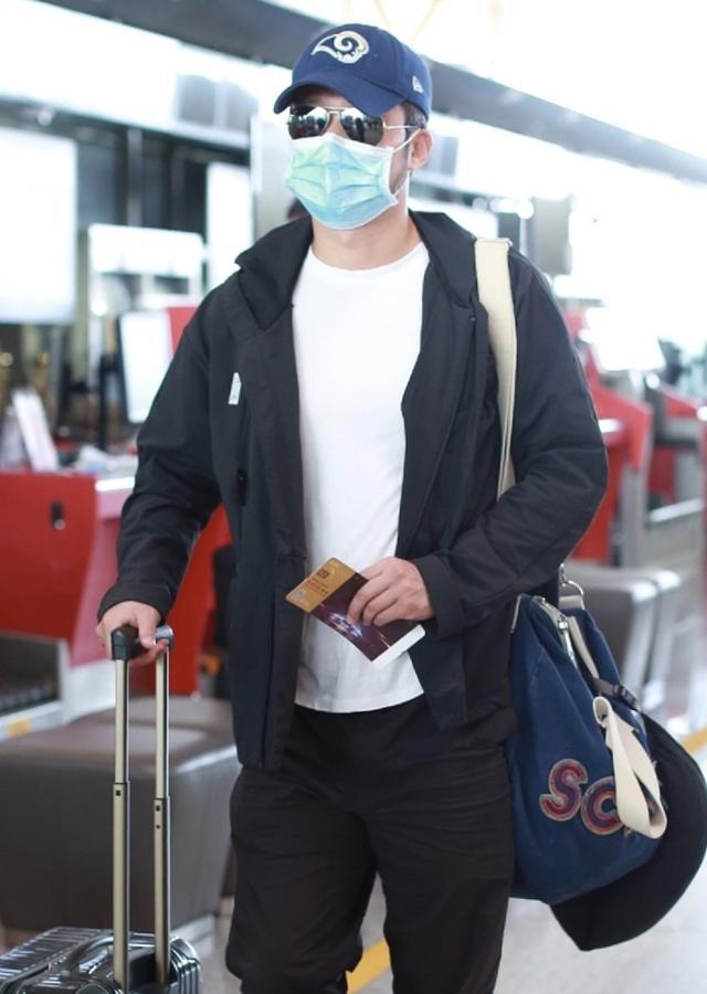 46岁吴京久违露面,一身打扮,干净利落,非常清爽,身材非常挺拔