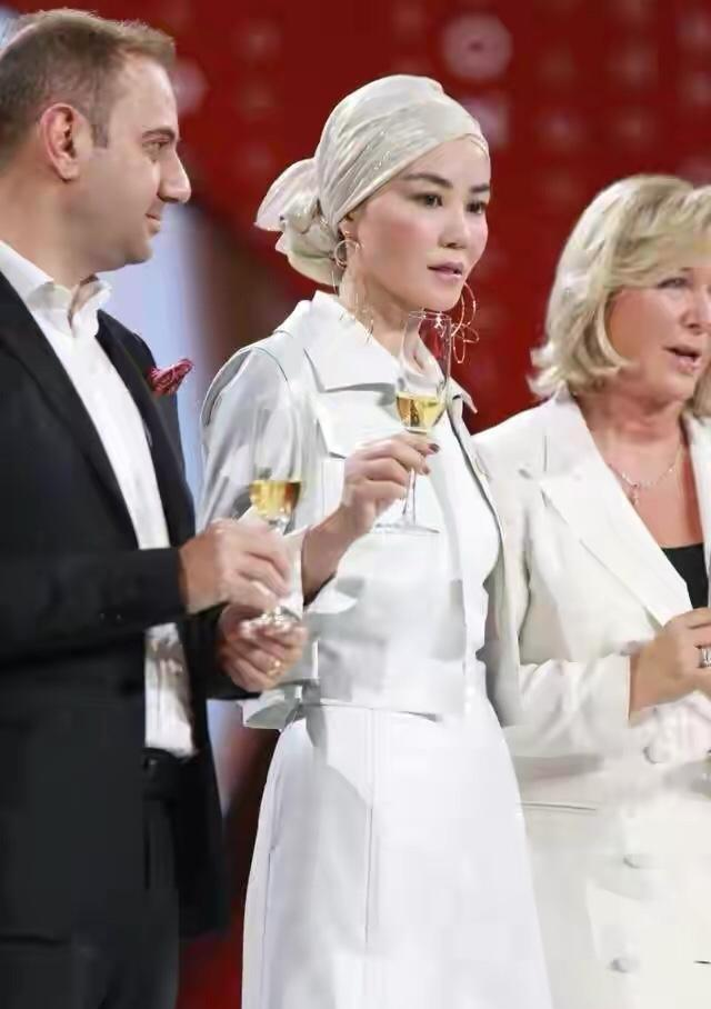 王菲为14岁李嫣庆生!保养太好竟比女儿都显嫩,母女俩像姐妹