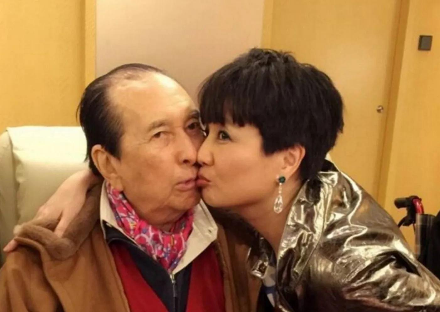 98岁赌王生前不愿离世,点灯续命花上亿,却将最爱的豪车送给女儿