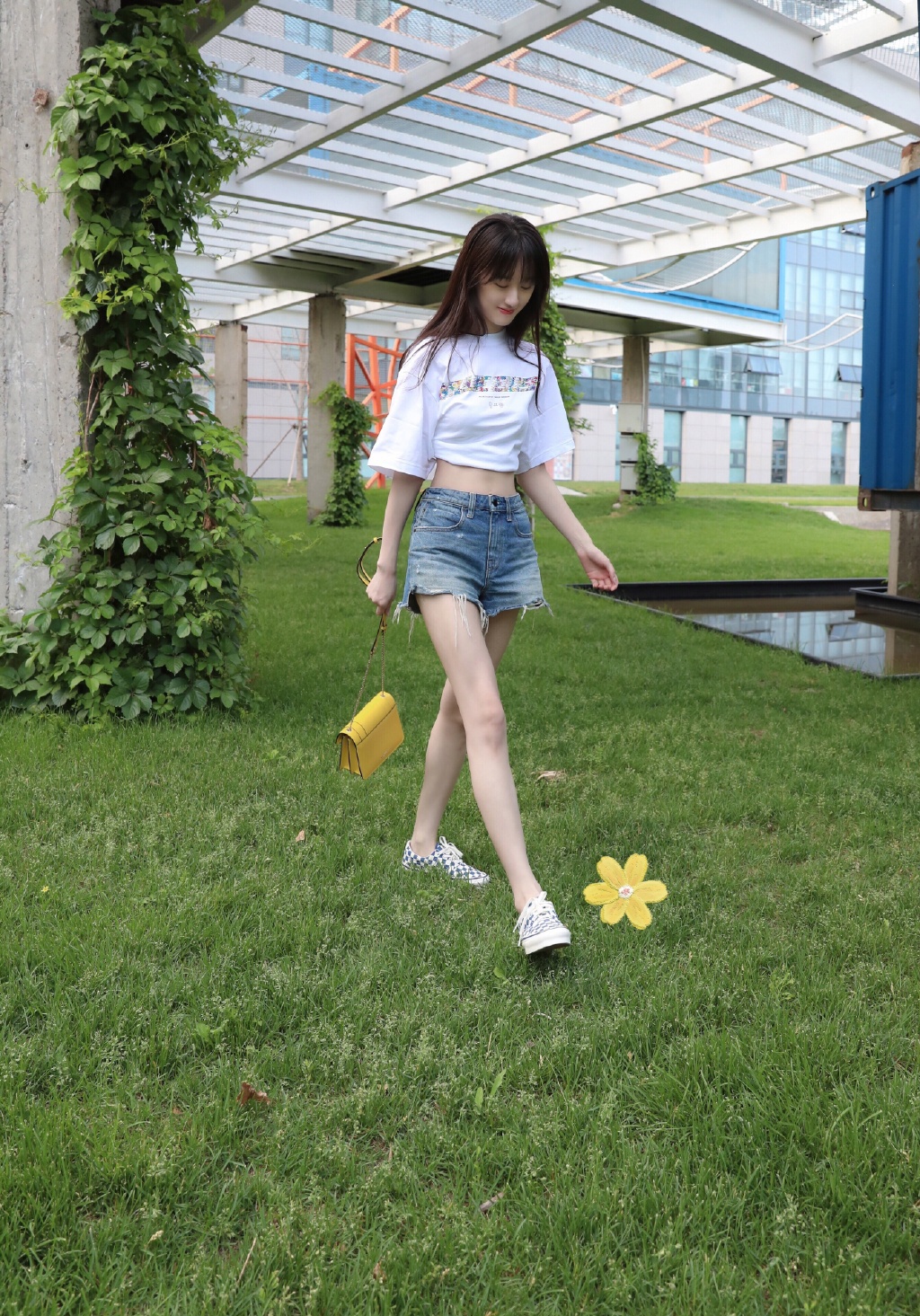 袁冰妍宽松t恤"塞成"露脐装,配短裤更显腰细