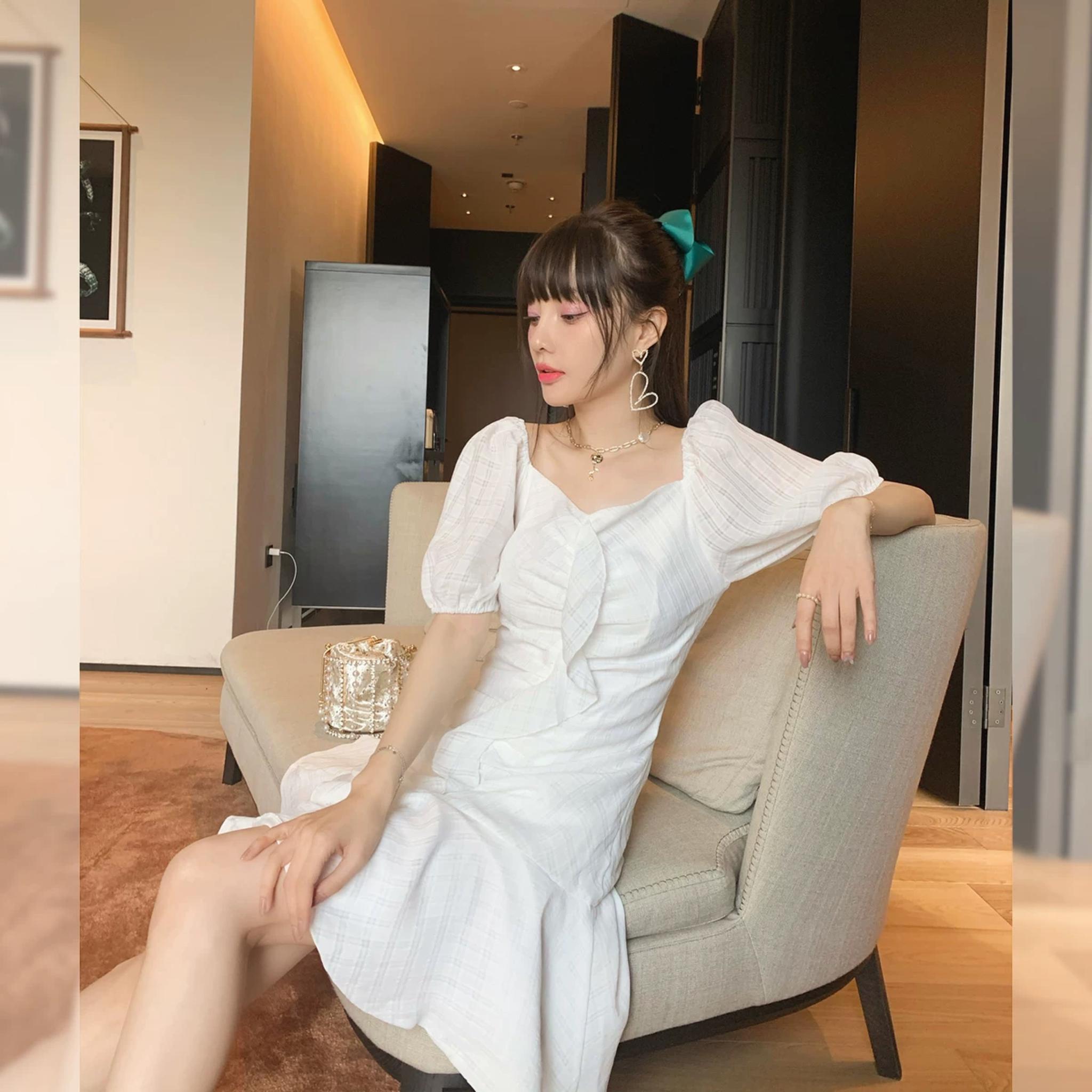 李小璐穿白裙拍写真,小公主范儿走甜美路线,39岁仍少女感满满