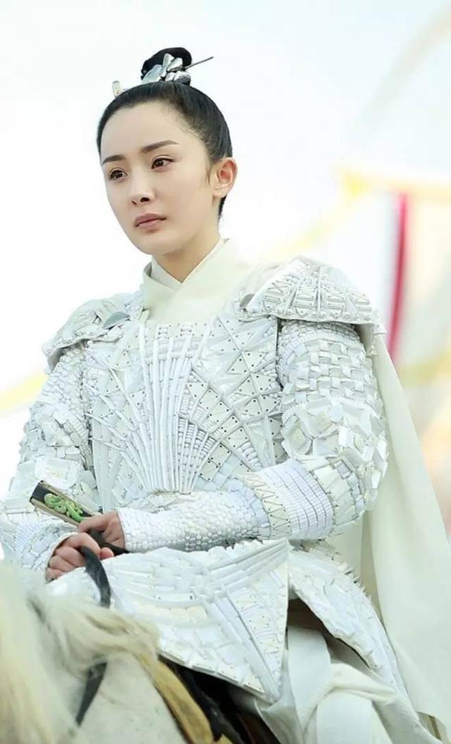 杨幂《斛珠夫人》新路透,英气十足,舞剑身段很好看!