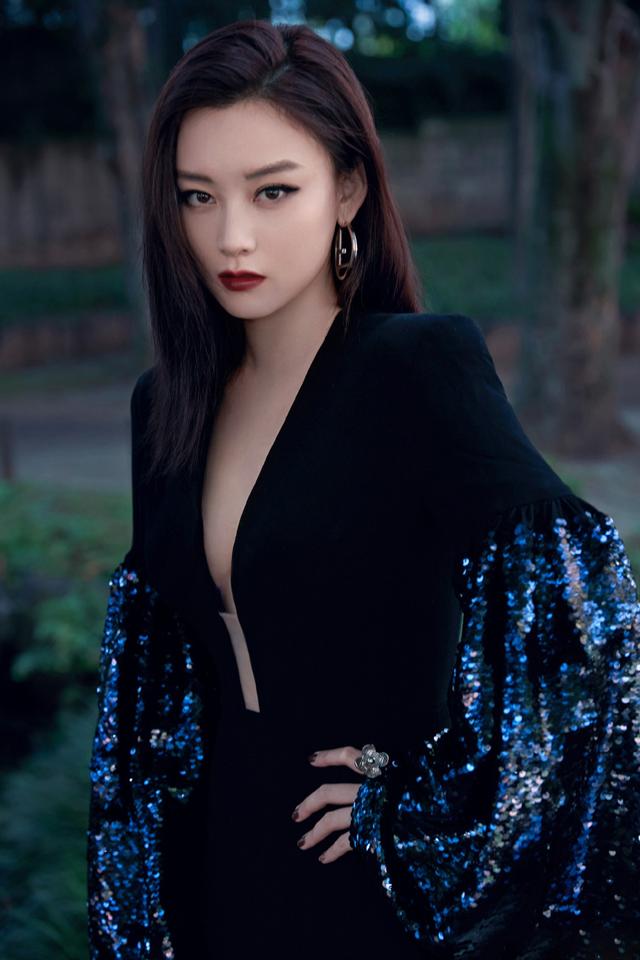 尚语贤真抢风头,身穿长v领连衣裙大秀傲人身姿,想不是焦点都难