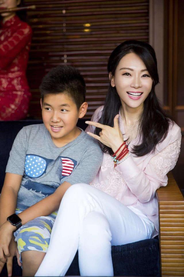 她拒绝富豪5次求婚嫁给二婚钢琴家为了继子9年没有生育