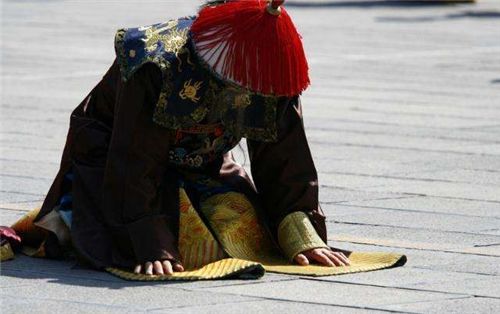 清朝时,何人能对皇上自称"臣",何人能对皇上自称"奴才"?