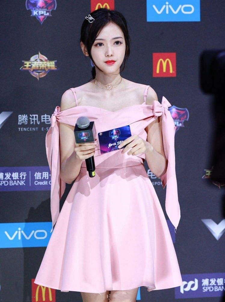 灵儿长相甜美穿搭清纯一袭立体花朵连衣裙优雅大气青春靓丽