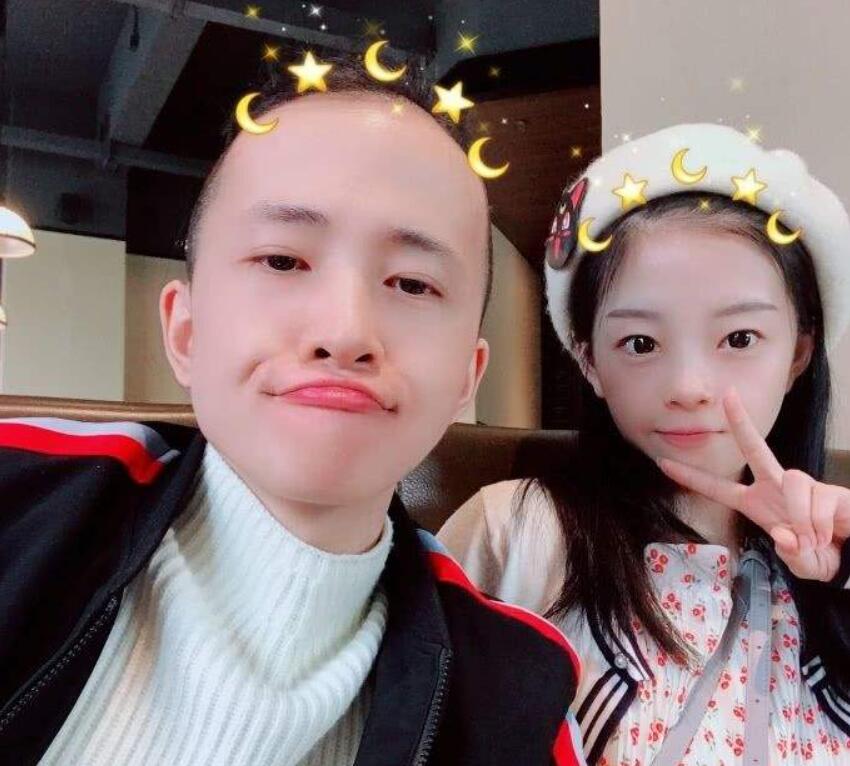 文森特婚后生活令人羡慕,丈母娘帮忙点烟,老婆负责喂他吃水果