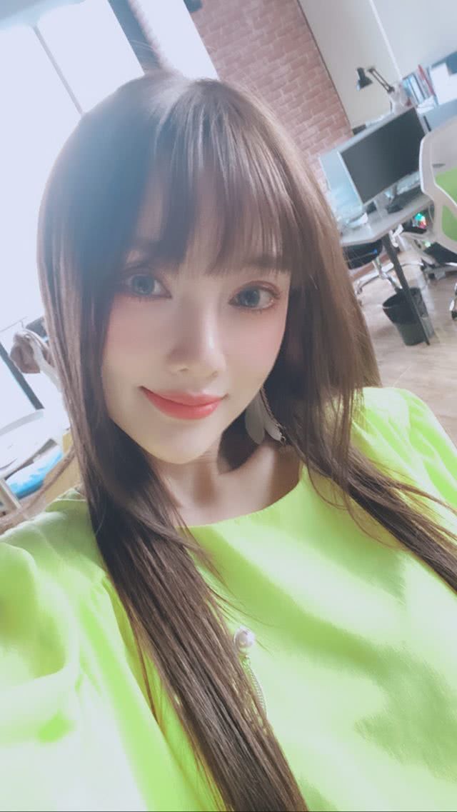 大:穿淡黄短裙秀长腿,配高跟鞋摆性感poss|短裙|小璐|李小璐_新浪新闻