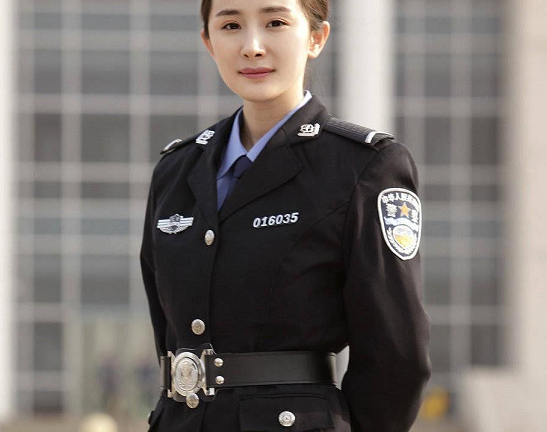 李沁穿上军装,吴宣仪穿上军装,看到张馨予:不愧是军嫂!