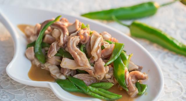 【菜名】:麻辣青椒炒猪肚而且男人吃尤为重要,可以补虚.