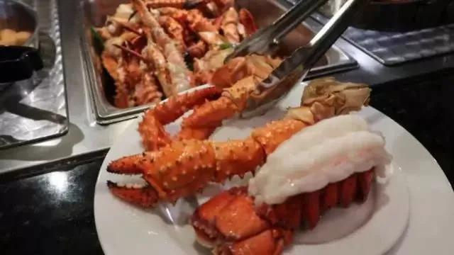 在越南吃自助餐,吃5盘帝王蟹4只螃蟹,看到账单懵了:没搞错?