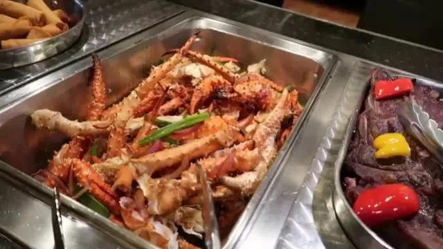 在越南吃自助餐,吃5盘帝王蟹4只螃蟹,看到账单懵了:没搞错?